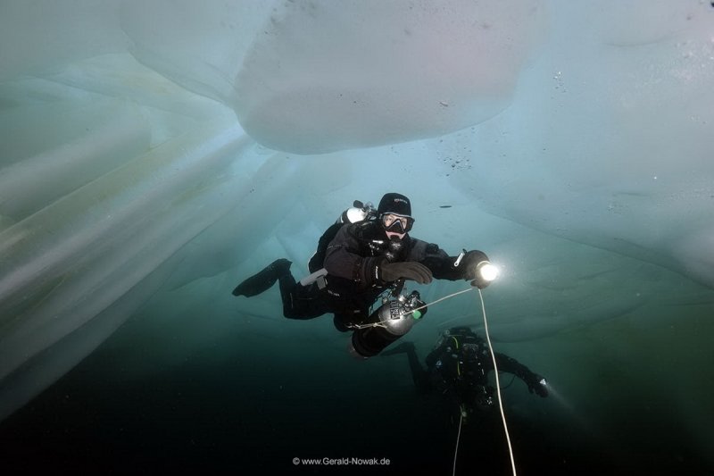 Ice Diving in Lake Baikal (c) Gerald Nowak