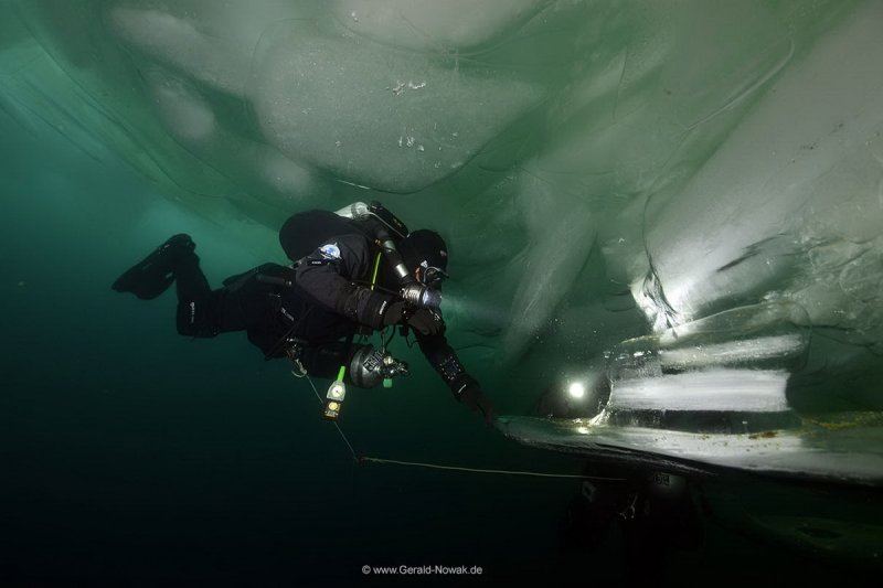 Ice Diving in Lake Baikal (c) Gerald Nowak