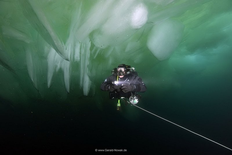 Ice Diving in Lake Baikal (c) Gerald Nowak