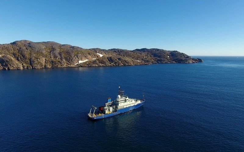 The research vessel "R / V Neil Armstrong" at Prins Christian Sund © Kent Sheasley, Woods Hole Oceanographic Institution