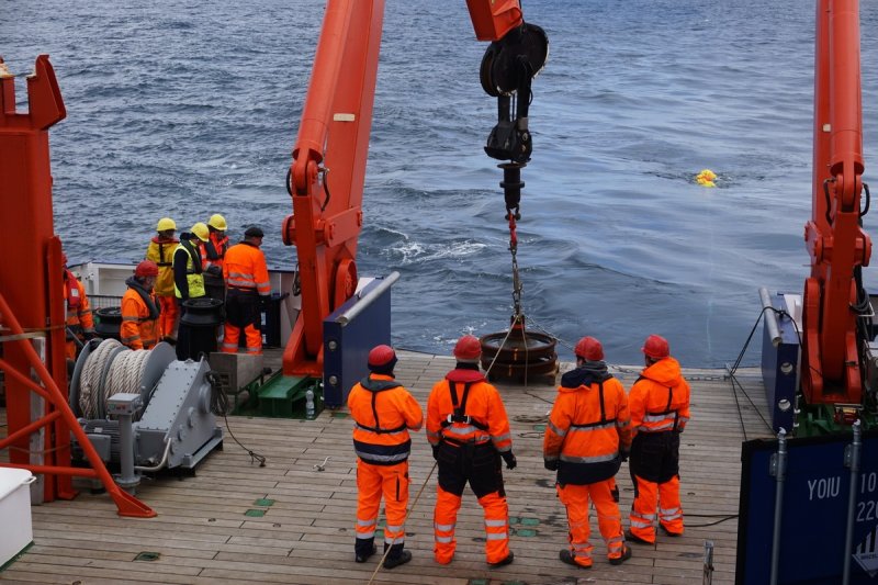 On board the "R / V Neil Armstrong" will be an oceanographic anchorage with instruments in front of the Greenlandic Coast © Joseph McCabe, Woods Hole Oceanographic Institution