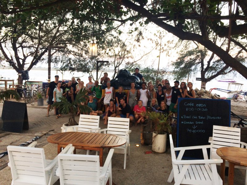 Many helpers do everything to rebuild the center