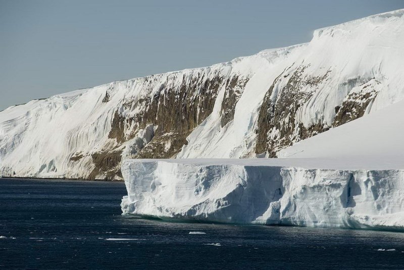 Part of the demolition edge of the Larsen-B ice shelf on the Antarctic Peninsula. Recorded on the Polarstern expedition ANTXXIII / 8 in the Weddell Sea 2006/07. (c) Gauthier Chapelle