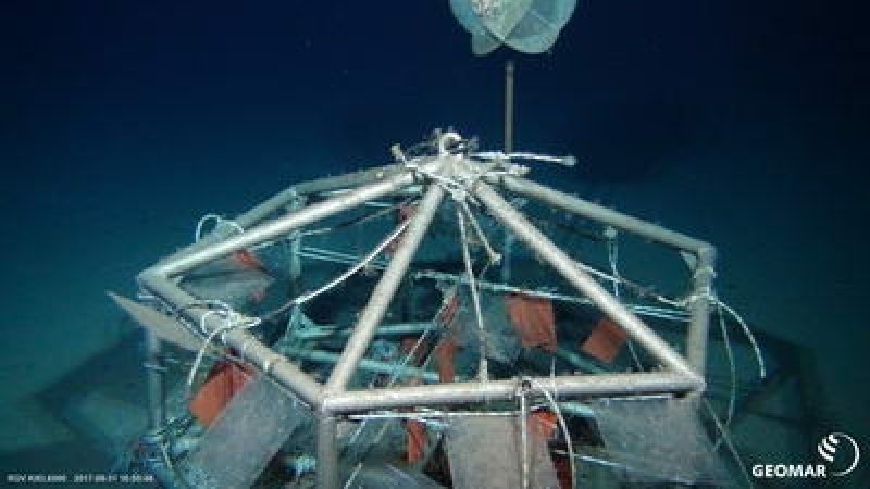 Scientists of the Alfred Wegener Institute have investigated which species settle in the Arctic deep sea. For this purpose, they erected settlement plates on a steel scaffold, which were photographed and sampled over a period of 18 years with the aid of ROV. (c) ROV Kiel 6000 GEOMAR