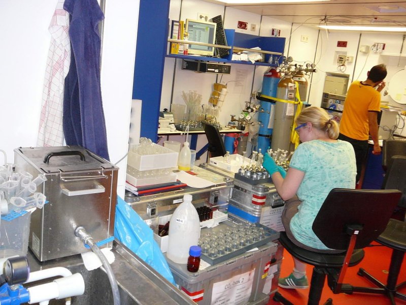 Annette Kock and Damian Arevalo during the NH2OH measurements, (c) Hermann Bange / GEOMAR