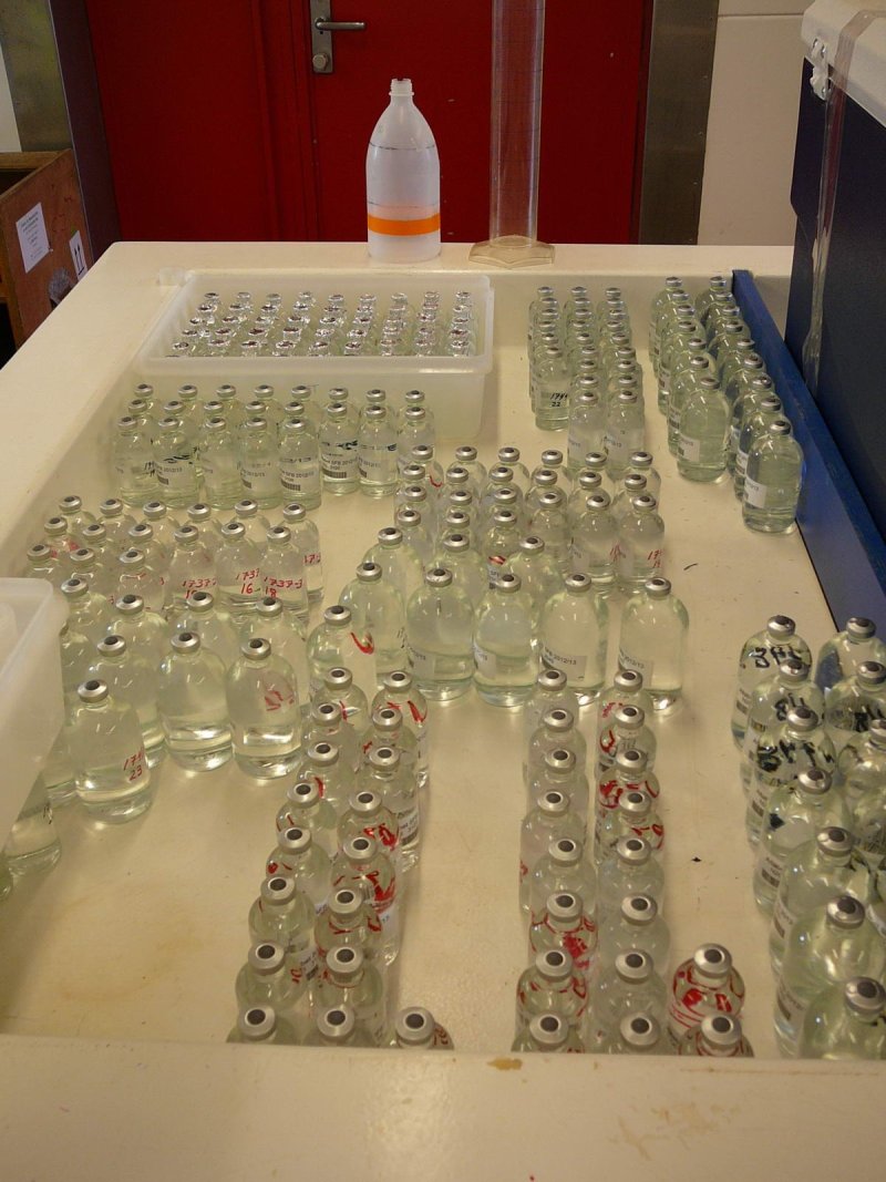 Sample bottles, (c) Hermann Bange / GEOMAR