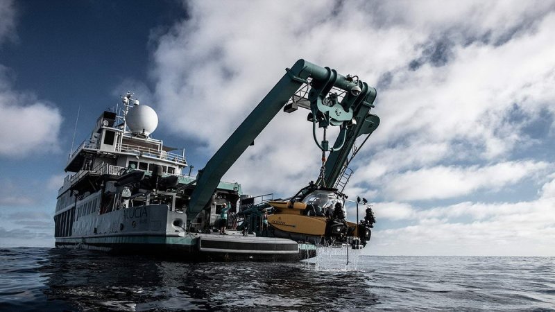 The OceanX research vessel Alucia and submersible Nadir. (c) Luis Lamar, National Geographic