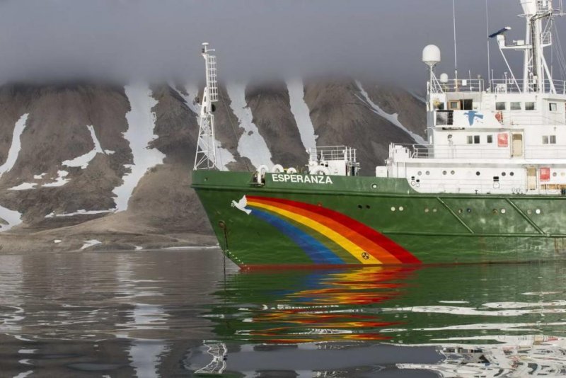 The Greenpeace ship Esperanza anchored in a bay called Gashhamna on the southern side of Hornsund, which is a fjord on the south west coast of Spitsbergen. (c) Nick Cobbing / Greenpeace