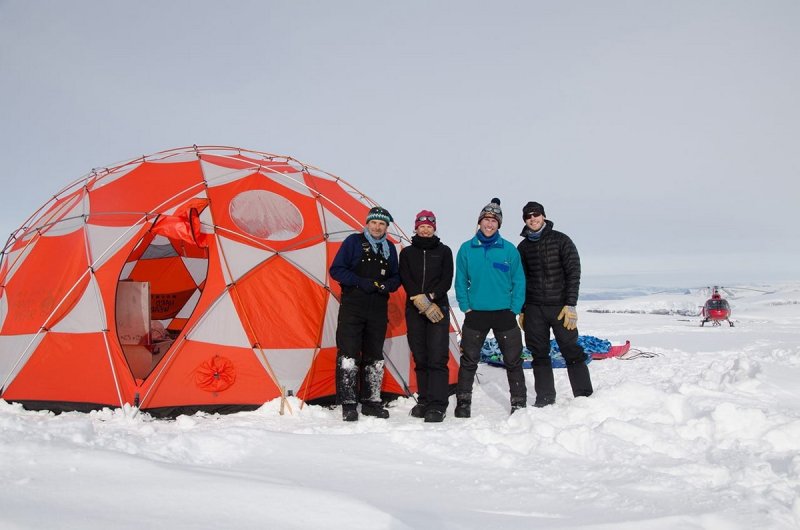 Drilling location team in Greenland (from left to right): Mike Waszkiewicz (US Ice Drilling Program), dr. Sarah Das, Matt Osman, dr. Luke Trusel (all WHOI), (c) S