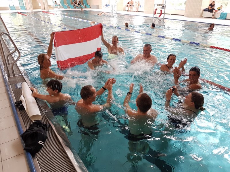 Tom Oberhuber and team celebrating the new world record.