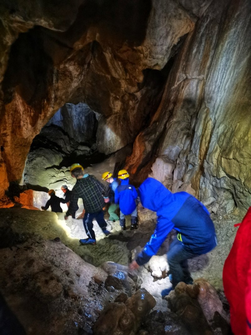 Descent into caves requires concentration. The caves are not commercial and therefore absolutely natural without stairs or ropes (c) Ariane Schild