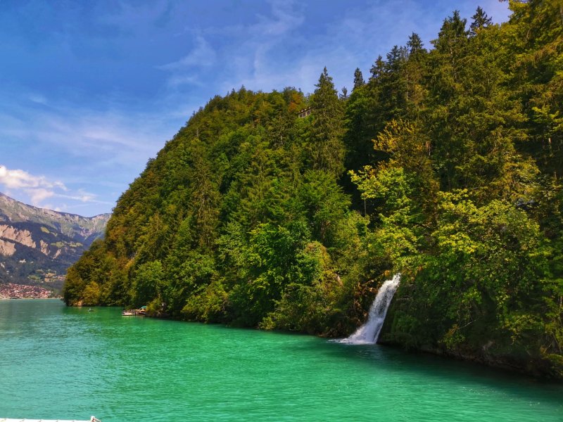 There are many waterfalls in Switzerland. Not all are as easy to spot as this one on a boat tour (c) Ariane Schild