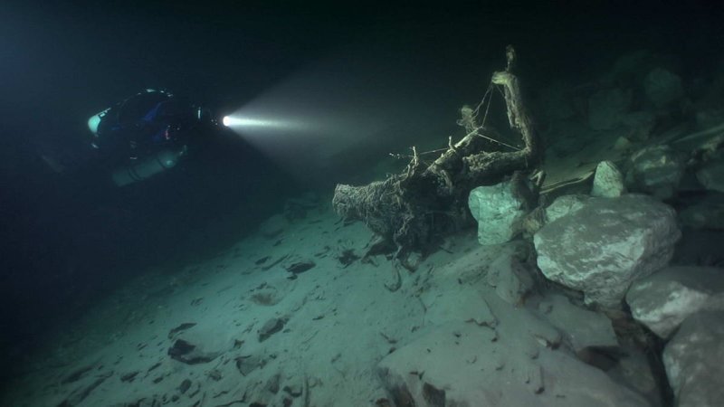 Diving the "Schwarze Brücke" (Black Bridge), Attersee (c) Jens-Uwe Lamm