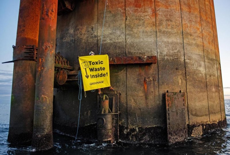 Greenpeace activists from the Netherlands, Germany and Denmark boarded two oil platforms in Shell’s Brent field in a peaceful protest against plans by the company to leave parts of old oil structures with 11,000 tons of oil in the North Sea. (c) Marten van Dijl