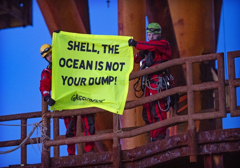 Climbers, supported by the Greenpeace ship Rainbow Warrior, scaled Brent Alpha and Bravo and hung banners saying, ‘Shell, clean up your mess!’ and ‘Stop Ocean Pollution’ and ‘Shell, the Ocean is not your dump’. (c) Marten van Dijl