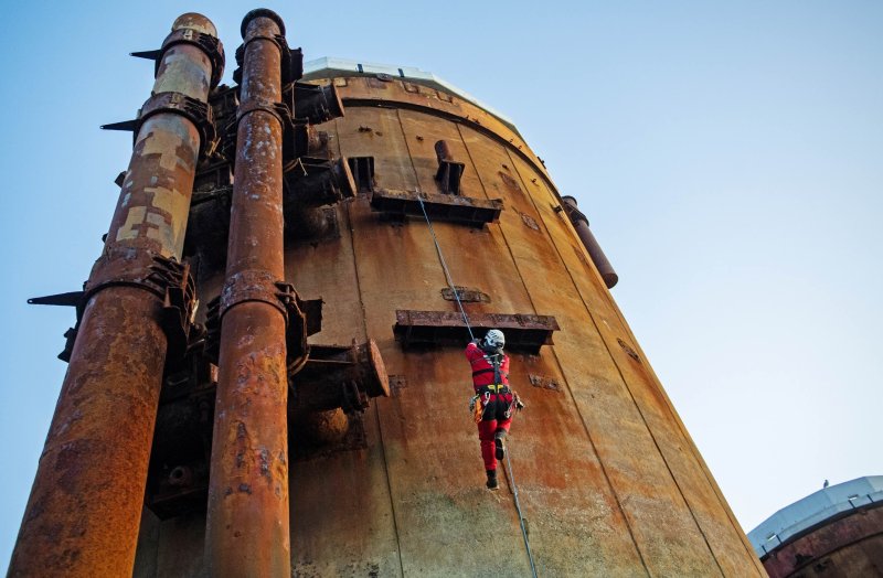 Climbers, supported by the Greenpeace ship Rainbow Warrior, scaled Brent Alpha and Bravo and hung banners saying, ‘Shell, clean up your mess!’ and ‘Stop Ocean Pollution’. (c) Marten van Dijl