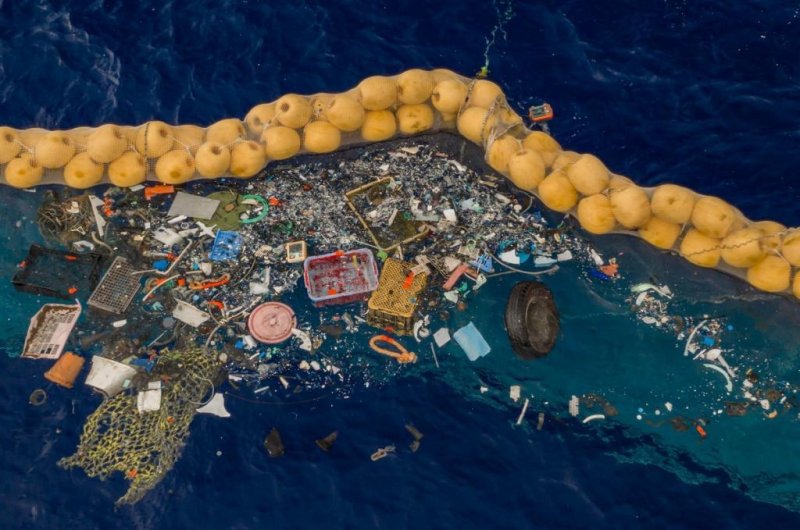 Plastic retention in front of the extended cork line (System 001/B) (c) The Ocean Cleanup