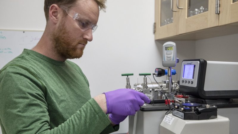 Collin Ward, WHO at the WHOI, works in his lab on styrofoam samples, photo: Jayne Doucette / Woods Hole Oceanographic Institution
