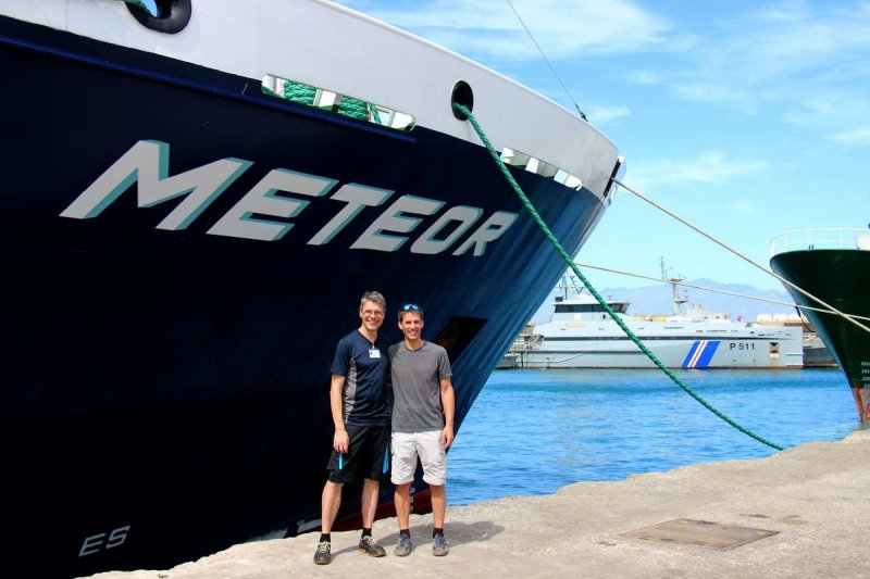 Prof. Dr. Arne Körtzinger (GEOMAR) and Prof. Dr. med. Burkard Baschek (HZG) in front of the research vessel "METEOR" in the port of Mindelo, photo: © Björn Fiedler / GEOMAR