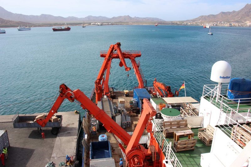 Currently, the research ship "METEOR" is being loaded in the port of Mindelo for the expedition to the eddies, photo: © Arne Körtzinger / GEOMAR