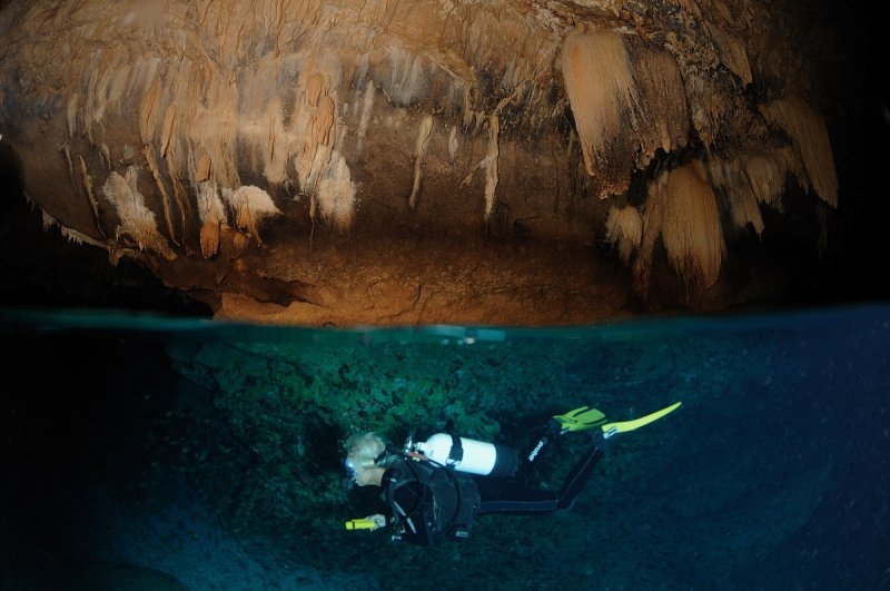 Dive in the Thunder Dome Cave (c) Justin Gilligan