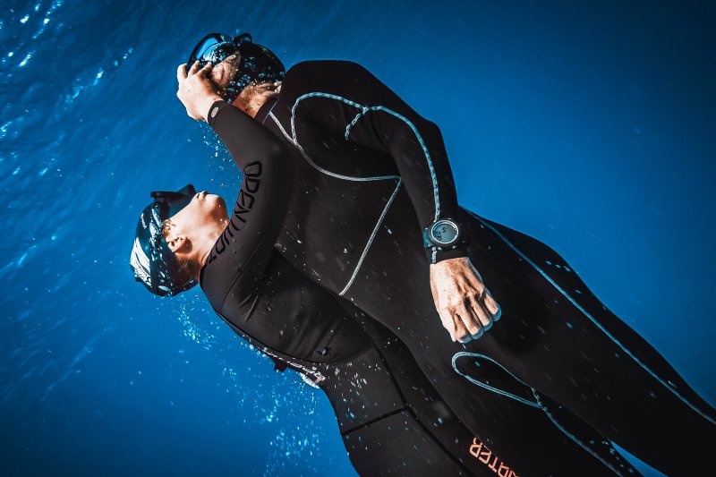Freediver із напарником на мотузці