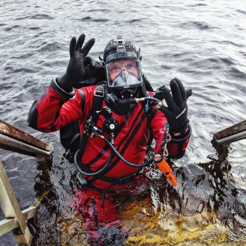 Christopher Hokkanen wearing professional diving equipment and a full-face mask