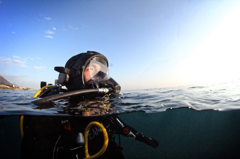 Diver using a full face mask during a cold-water dive