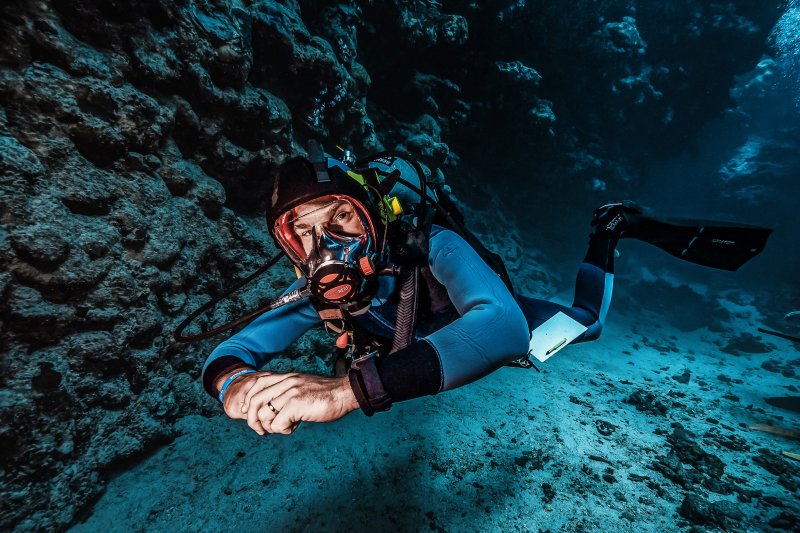 Diver breathing comfortably inside a properly fitted full face mask